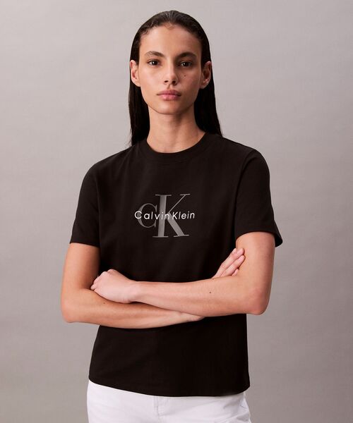 Calvin Klein(カルバン・クライン)の「モノグラムクルーネックショートスリーブTシャツ(Tシャツ/カットソー・レディース・レッド/ピンク/ブラック/ライトブルー/モーブ系3/ライトカーキ・XS/XXS/S)」の11枚目の写真