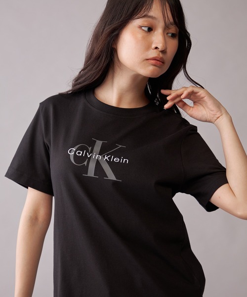 Calvin Klein(カルバン・クライン)の「モノグラムクルーネックショートスリーブTシャツ(Tシャツ/カットソー・レディース・レッド/ピンク/ブラック/ライトブルー/モーブ系3/ライトカーキ・XS/XXS/S)」の10枚目の写真