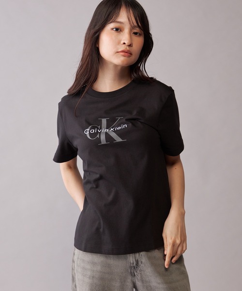 Calvin Klein(カルバン・クライン)の「モノグラムクルーネックショートスリーブTシャツ(Tシャツ/カットソー・レディース・レッド/ピンク/ブラック/ライトブルー/モーブ系3/ライトカーキ・XS/XXS/S)」の7枚目の写真