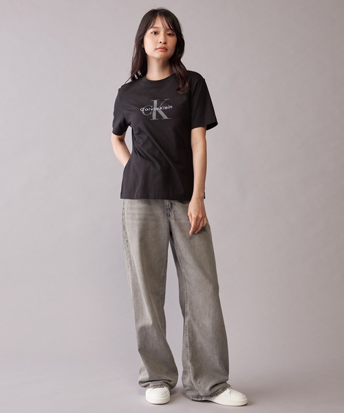 Calvin Klein(カルバン・クライン)の「モノグラムクルーネックショートスリーブTシャツ(Tシャツ/カットソー・レディース・レッド/ピンク/ブラック/ライトブルー/モーブ系3/ライトカーキ・XS/XXS/S)」の8枚目の写真