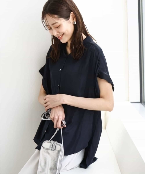 MK MICHEL KLEIN（エムケーミッシェルクラン）の「メタル釦デザイン サテン地ブラウス/接触冷感/洗える（シャツ/ブラウス・レディース・ライトブルー/ダークカーキ/ダークネイビー・38）」の4枚目の写真