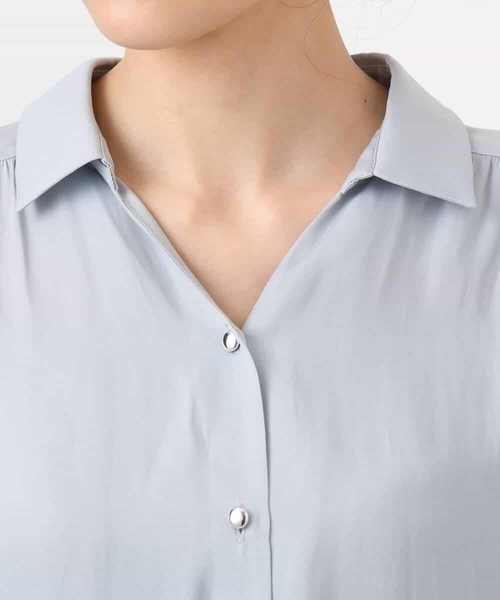 MK MICHEL KLEIN（エムケーミッシェルクラン）の「メタル釦デザイン サテン地ブラウス/接触冷感/洗える（シャツ/ブラウス・レディース・ライトブルー/ダークカーキ/ダークネイビー・38）」の19枚目の写真