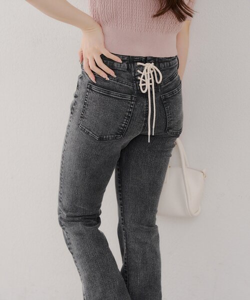 continuer de NICE CLAUP（コンティニューデナイスクラップ）の「【@reve.perle_企画】後ろレースアップフレアパンツ（デニムパンツ・レディース・ブルー/ブラック・SMALL/MEDIUM）」の2枚目の写真