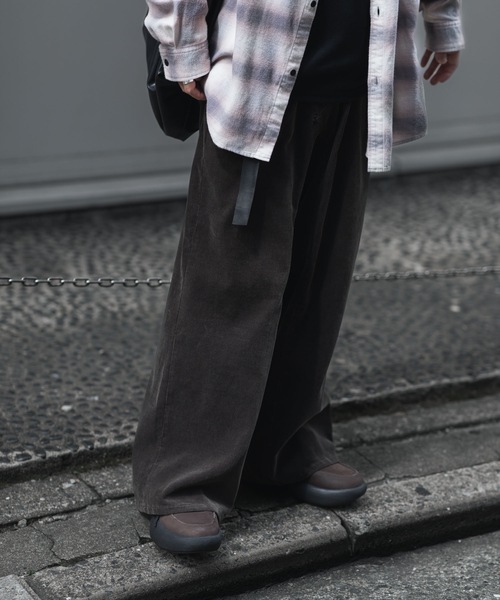 VEIN (ヴェイン)の「フィンクスコットン コーデュロイ リサイズ トラウザーズ / FINX CO CORDUROY RESIZE TROUSERS(その他パンツ・メンズ・ダークグレー・2/1/3)」の20枚目の写真