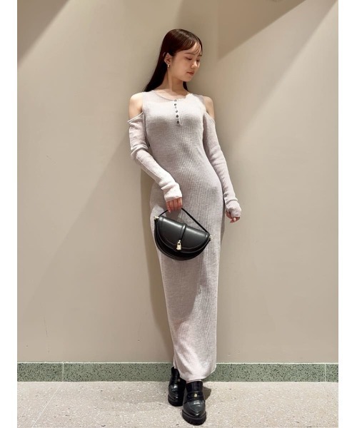 SNIDELオープンショルダーシアーニットワンピース オープンショルダーシアーニットワンピース（ワンピース