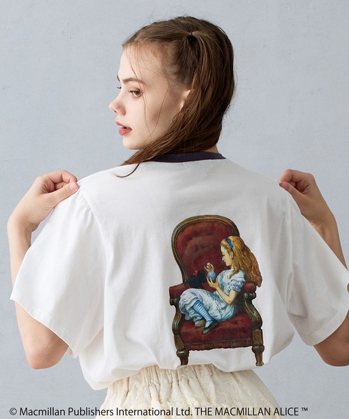 NICOLE CLUB(ニコル クラブ)の「THE MACMILLAN ALICE マクミラン・アリスプリントコラボTシャツ(Tシャツ/カットソー・レディース・その他2/その他1/チャコール・FREE)」の3枚目の写真