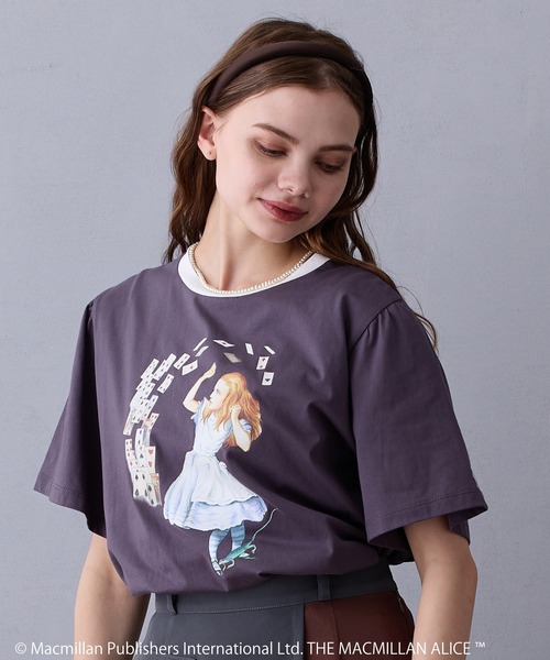 NICOLE CLUB(ニコル クラブ)の「THE MACMILLAN ALICE マクミラン・アリスプリントコラボTシャツ(Tシャツ/カットソー・レディース・その他2/その他1/チャコール・FREE)」の2枚目の写真
