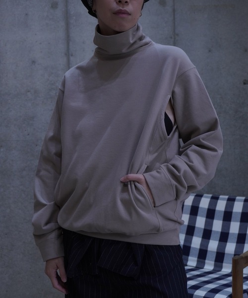k3&co.（ケイスリーアンドコー）の「Back-tucked high-neck top（Tシャツ/カットソー・レディース・ブラック/ベージュ/ネイビー・ONE SIZE）」の3枚目の写真