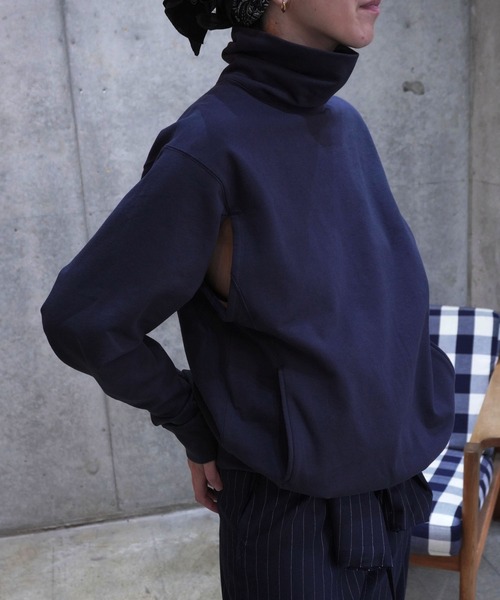 k3&co.（ケイスリーアンドコー）の「Back-tucked high-neck top（Tシャツ/カットソー・レディース・ブラック/ベージュ/ネイビー・ONE SIZE）」の2枚目の写真