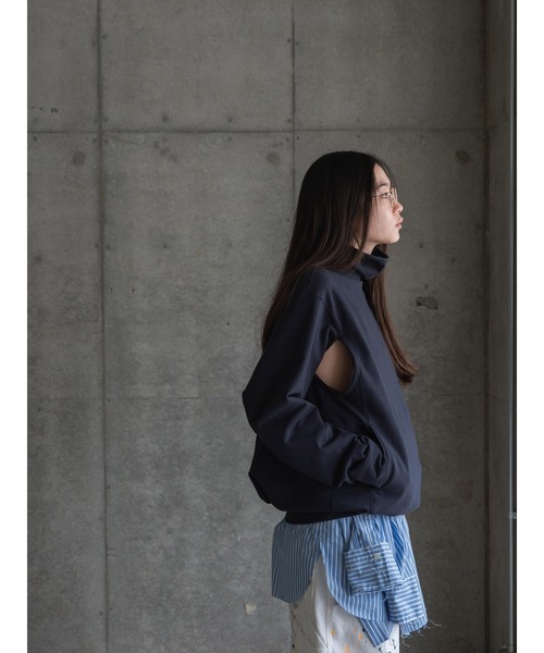 k3&co.（ケイスリーアンドコー）の「Back-tucked high-neck top（Tシャツ/カットソー・レディース・ブラック/ベージュ/ネイビー・ONE SIZE）」の10枚目の写真