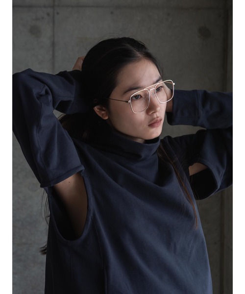 k3&co.（ケイスリーアンドコー）の「Back-tucked high-neck top（Tシャツ/カットソー・レディース・ブラック/ベージュ/ネイビー・ONE SIZE）」の4枚目の写真