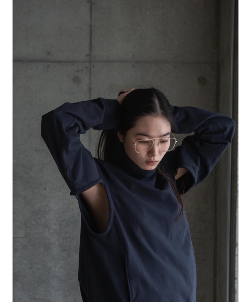 k3&co.（ケイスリーアンドコー）の「Back-tucked high-neck top（Tシャツ/カットソー・レディース・ブラック/ベージュ/ネイビー・ONE SIZE）」の5枚目の写真