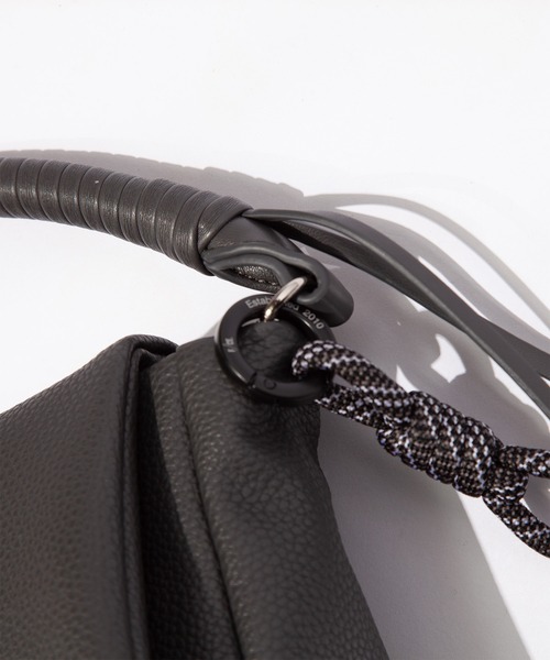 F/CE. (エフシーイー)の「F/CE. TECH LEATHER MINI POUCH / エフシーイー テックレザー ミニポーチ(ハンドバッグ・メンズ・ブラック/アイボリー/チャコール・FREE)」の12枚目の写真