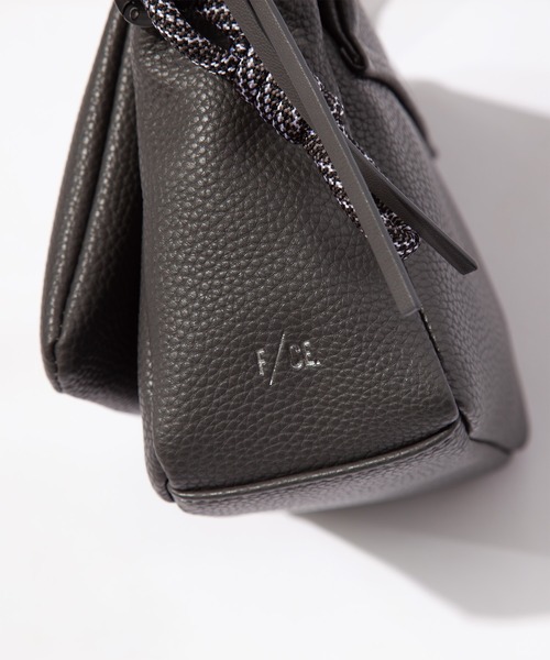 F/CE. (エフシーイー)の「F/CE. TECH LEATHER MINI POUCH / エフシーイー テックレザー ミニポーチ(ハンドバッグ・メンズ・ブラック/アイボリー/チャコール・FREE)」の13枚目の写真