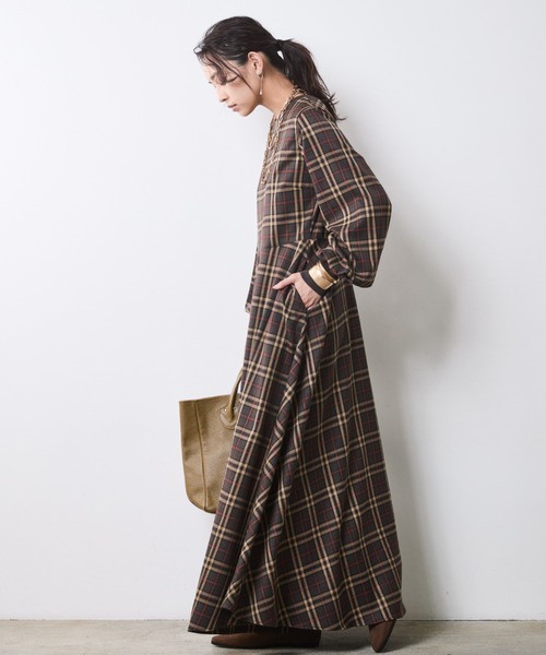 CHIC STYLE(シックスタイル)の「チェックパフスリーブロングワンピース<大きいサイズ有>シックスタイル(ワンピース・レディース・ブラウン系/グレー系・M/L/LL/3L/4L/5L)」の16枚目の写真