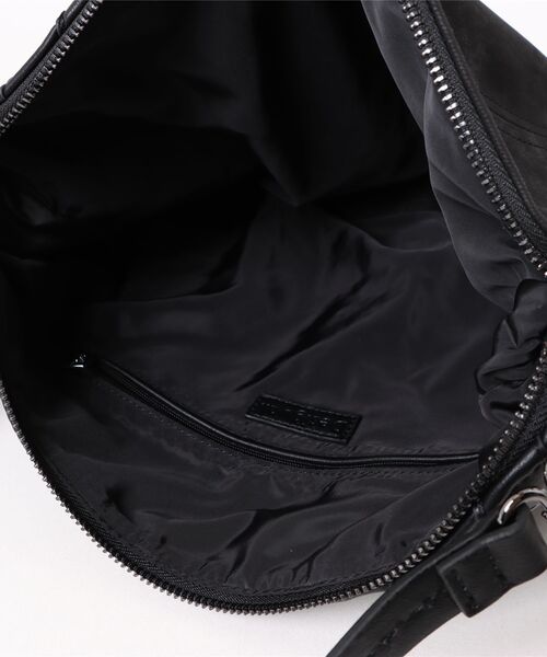 Desigual(デシグアル)の「ミディアムサイズのフェイクレザークロスストラップバッグ(ショルダーバッグ・レディース・ブラック・FREE)」の4枚目の写真