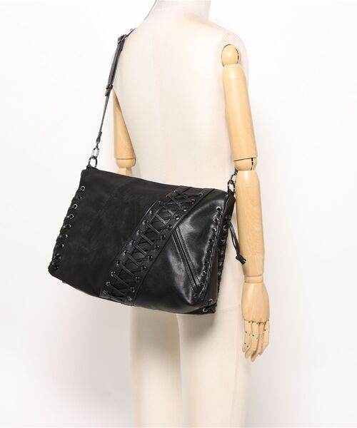 Desigual(デシグアル)の「ミディアムサイズのフェイクレザークロスストラップバッグ(ショルダーバッグ・レディース・ブラック・FREE)」の9枚目の写真