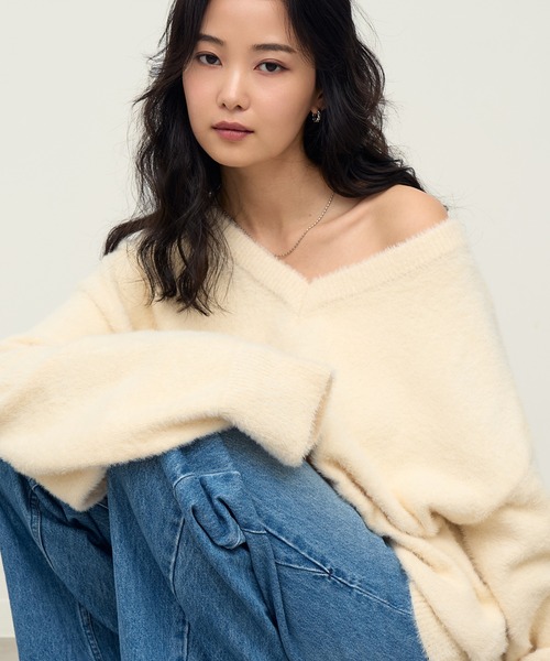 NOGLE(ノグル)の「【NOGLE/ノグル】オフショルミニシャギーVネックニット(ニット/セーター・レディース・ブラック/アイボリー/レッド/ブルー・FREE)」の2枚目の写真