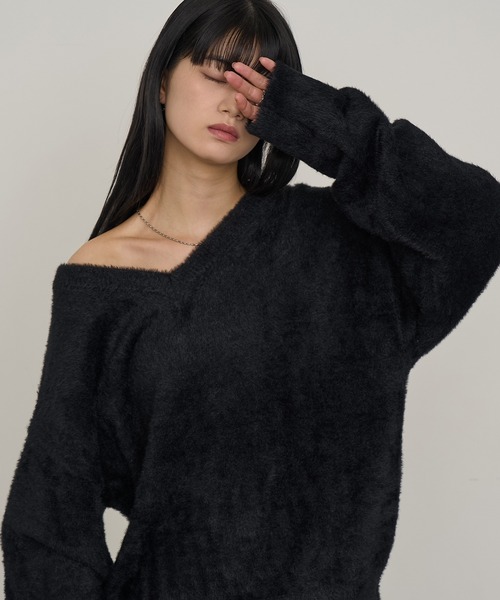 NOGLE(ノグル)の「【NOGLE/ノグル】オフショルミニシャギーVネックニット(ニット/セーター・レディース・ブラック/アイボリー/レッド/ブルー・FREE)」の5枚目の写真