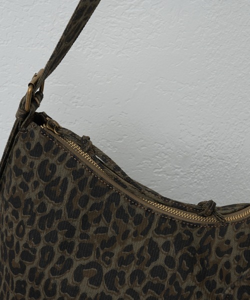 RAY CASSIN（レイカズン）の「【A4対応】アシメラウンドバッグ（ショルダーバッグ・レディース・ブラウン系その他2/ブラウン・FREE）」の18枚目の写真