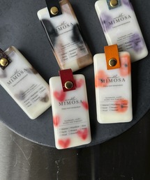 MILLION CARATS（ミリオンカラッツ）の「香り×デザインで心まで満たす《LibCurate》Mimosa WAX。バッグに揺れるたび広がるアロマの余韻で、自分らしさを持ち歩く。気分で選べる色柄と香りが、等身大の日常に小さな幸せをプラス。（チャーム）」