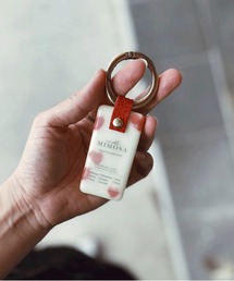 MILLION CARATS（ミリオンカラッツ）の「香り×デザインで心まで満たす《LibCurate》Mimosa WAX。バッグに揺れるたび広がるアロマの余韻で、自分らしさを持ち歩く。気分で選べる色柄と香りが、等身大の日常に小さな幸せをプラス。（チャーム）」