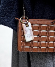 MILLION CARATS（ミリオンカラッツ）の「香り×デザインで心まで満たす《LibCurate》Mimosa WAX。バッグに揺れるたび広がるアロマの余韻で、自分らしさを持ち歩く。気分で選べる色柄と香りが、等身大の日常に小さな幸せをプラス。（チャーム）」