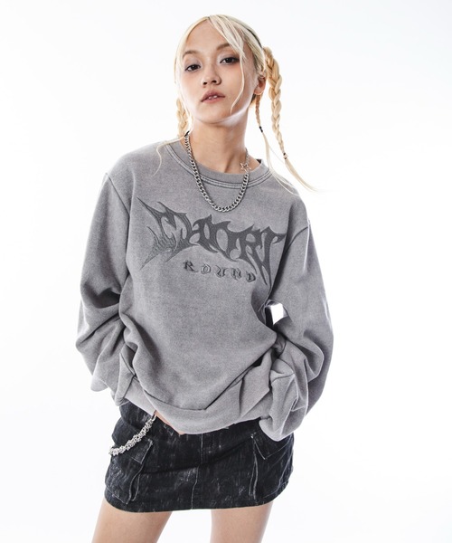 SHORT ROUND（ショートラウンド）の「SHORT ROUND/コンパクトフィットロゴプルオーバー（スウェット・メンズ・グレー/ブラック系その他・LARGE/MEDIUM）」の2枚目の写真