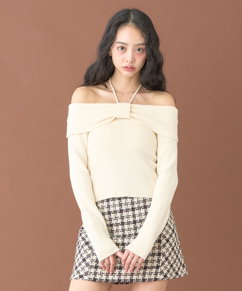 Mi-je(ミジェ)の「リボンオフショルニットプルオーバー【韓国ファッション】(ニット/セーター・レディース・レッド/アイボリー・F)」の1枚目の写真