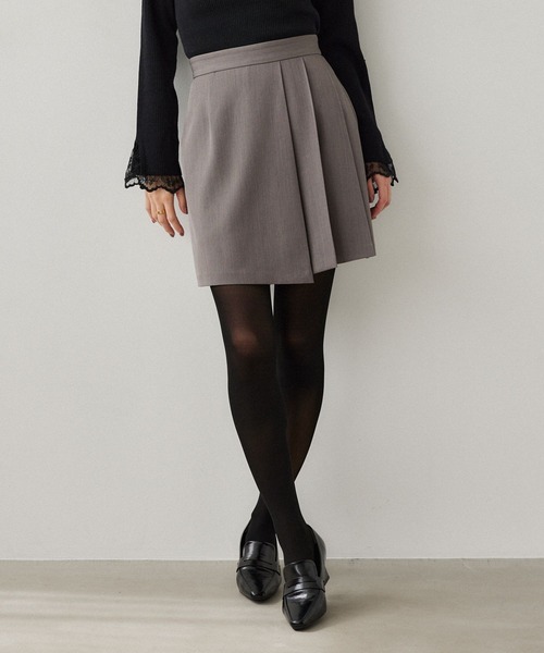 Andemiu(アンデミュウ)の「【沖田愛加さんコラボ】アシメプリーツミニスカート621568(スカート・レディース・ブラウン/グレー・SMALL/MEDIUM)」の2枚目の写真