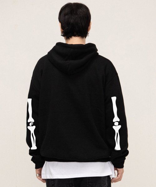 GRAVER（グレーバー）の「[UNISEX]エルボー OF ボン フードパーカー_ブラック（パーカー・レディース・ブラック・MEDIUM/LARGE/SMALL）」の2枚目の写真