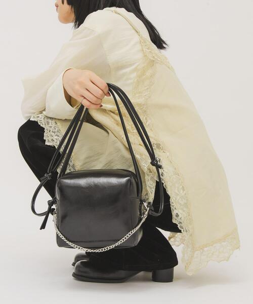 KBF（ケイビーエフ）の「チェーン付きスクエアBAG（ショルダーバッグ・レディース・ベージュ/ブラック・ONE）」の2枚目の写真