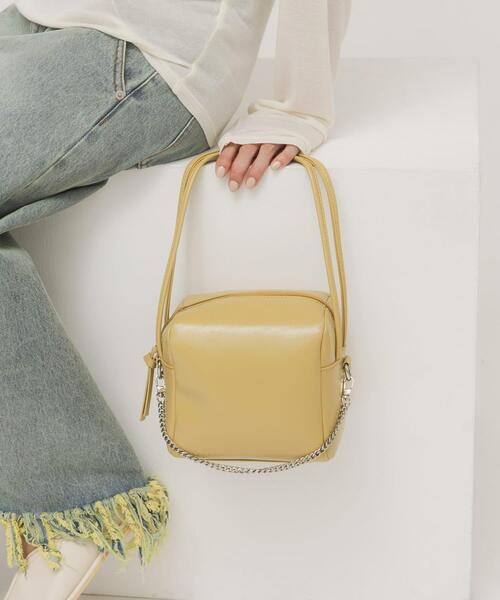 KBF（ケイビーエフ）の「チェーン付きスクエアBAG（ショルダーバッグ・レディース・ベージュ/ブラック・ONE）」の3枚目の写真