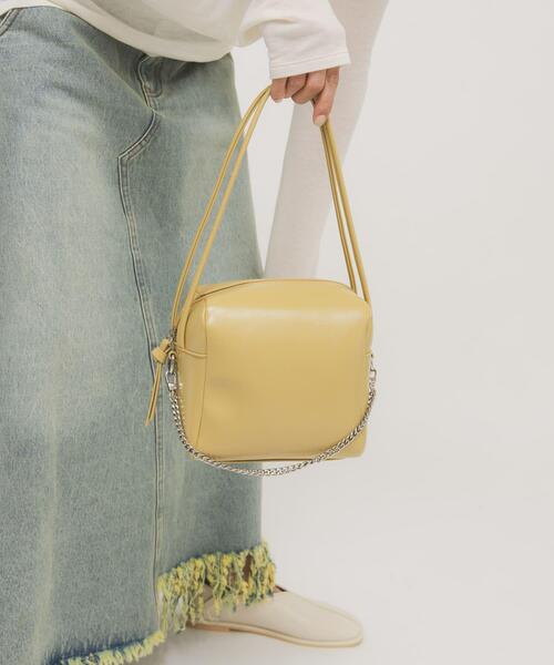 KBF（ケイビーエフ）の「チェーン付きスクエアBAG（ショルダーバッグ・レディース・ベージュ/ブラック・ONE）」の4枚目の写真