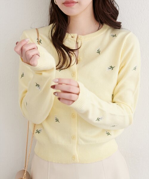 natural couture(ナチュラルクチュール)の「PBTフラワー刺繍クロップドカーディガン(カーディガン/ボレロ・レディース・チャコールグレー/ブラック/アイボリー/イエロー・FREE)」の4枚目の写真