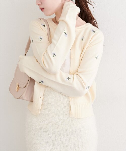 natural couture(ナチュラルクチュール)の「PBTフラワー刺繍クロップドカーディガン(カーディガン/ボレロ・レディース・チャコールグレー/ブラック/アイボリー/イエロー・FREE)」の2枚目の写真