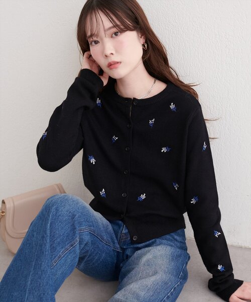 natural couture(ナチュラルクチュール)の「PBTフラワー刺繍クロップドカーディガン(カーディガン/ボレロ・レディース・チャコールグレー/ブラック/アイボリー/イエロー・FREE)」の3枚目の写真