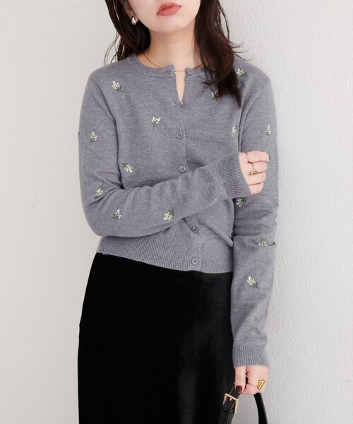 natural couture(ナチュラルクチュール)の「PBTフラワー刺繍クロップドカーディガン(カーディガン/ボレロ・レディース・チャコールグレー/ブラック/アイボリー/イエロー・FREE)」の20枚目の写真