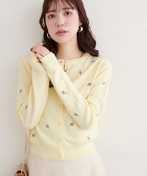 natural couture(ナチュラルクチュール)の「PBTフラワー刺繍クロップドカーディガン(カーディガン/ボレロ・レディース・チャコールグレー/ブラック/アイボリー/イエロー・FREE)」の10枚目の写真