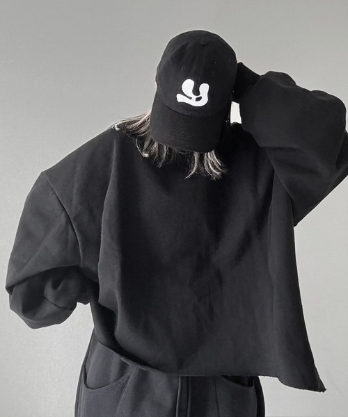 YACA(ヤーカ)の「Cutoff Mini Logo Sweat/カットオフミニロゴスウェット【unisex item】(スウェット・レディース・アッシュグレー/ブラック・FREE)」の4枚目の写真