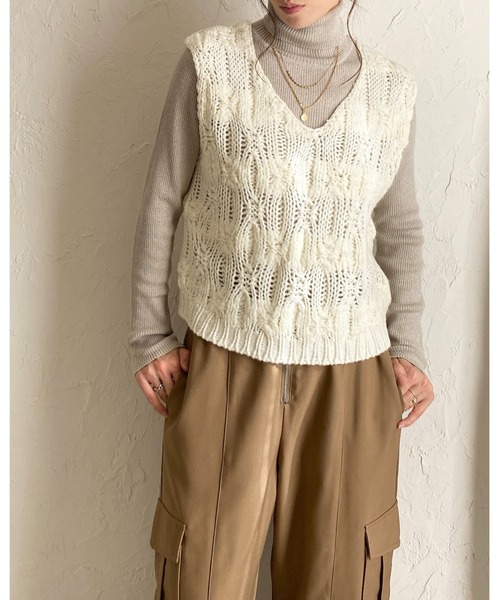 She's Closet(シーズクローゼット)の「ローゲージケーブル手編み風vネックショート丈ハンドニットベスト(ベスト・レディース・ブラック/ブラウン/アイボリー・FREE)」の10枚目の写真