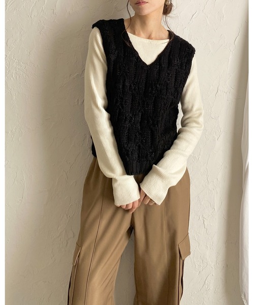 She's Closet(シーズクローゼット)の「ローゲージケーブル手編み風vネックショート丈ハンドニットベスト(ベスト・レディース・ブラック/ブラウン/アイボリー・FREE)」の16枚目の写真