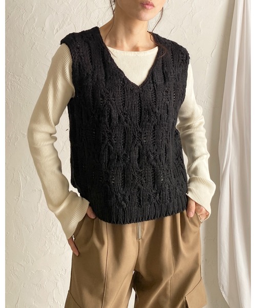 She's Closet(シーズクローゼット)の「ローゲージケーブル手編み風vネックショート丈ハンドニットベスト(ベスト・レディース・ブラック/ブラウン/アイボリー・FREE)」の18枚目の写真