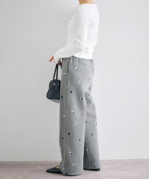 U by SPICK&SPAN(ユーバイスピックアンドスパン)の「ルーズストレート刺繍スウェットパンツ(スウェットパンツ・レディース・チャコールグレー・38/36)」の4枚目の写真