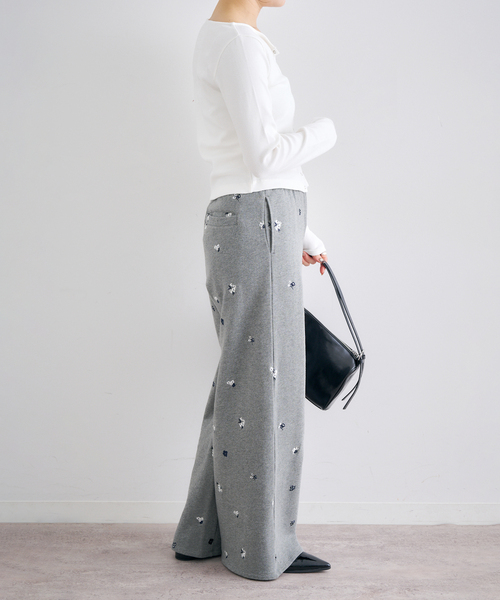 U by SPICK&SPAN(ユーバイスピックアンドスパン)の「ルーズストレート刺繍スウェットパンツ(スウェットパンツ・レディース・チャコールグレー・38/36)」の5枚目の写真