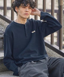 PENNEYS（ぺニーズ）の「PENNEYS ぺニーズ 別注 THE FOX ロゴ ワンポイント刺繍 オーバーサイズ ヘンリーネック ショート丈 サーマル 長袖Tシャツ（Tシャツ/カットソー）」