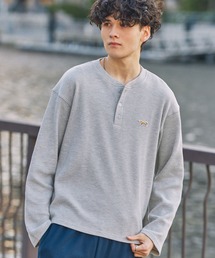 PENNEYS（ぺニーズ）の「PENNEYS ぺニーズ 別注 THE FOX ロゴ ワンポイント刺繍 オーバーサイズ ヘンリーネック ショート丈 サーマル 長袖Tシャツ（Tシャツ/カットソー）」