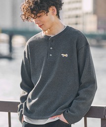 PENNEYS（ぺニーズ）の「PENNEYS ぺニーズ 別注 THE FOX ロゴ ワンポイント刺繍 オーバーサイズ ヘンリーネック ショート丈 サーマル 長袖Tシャツ（Tシャツ/カットソー）」