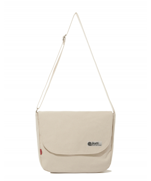 The EARTH（ジアース）の「CANVAS LTE MAIL BAG - ECRU（メッセンジャーバッグ・レディース・その他・FREE）」の2枚目の写真