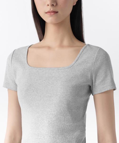 MUSINSA STANDARD WOMAN（ムシンサスタンダードウーマン）の「ウィメンズスリムスクエアネックTシャツ[ミディアムグレー]（Tシャツ/カットソー・レディース・その他・LARGE/X-LARGE/SMALL/MEDIUM/X-SMALL）」の4枚目の写真